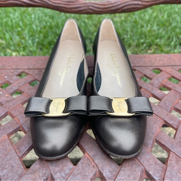 Salvatore Ferragamo Boutique Italian Vara Bow Pumps In Bronze Like New - Picture 5 of 14
